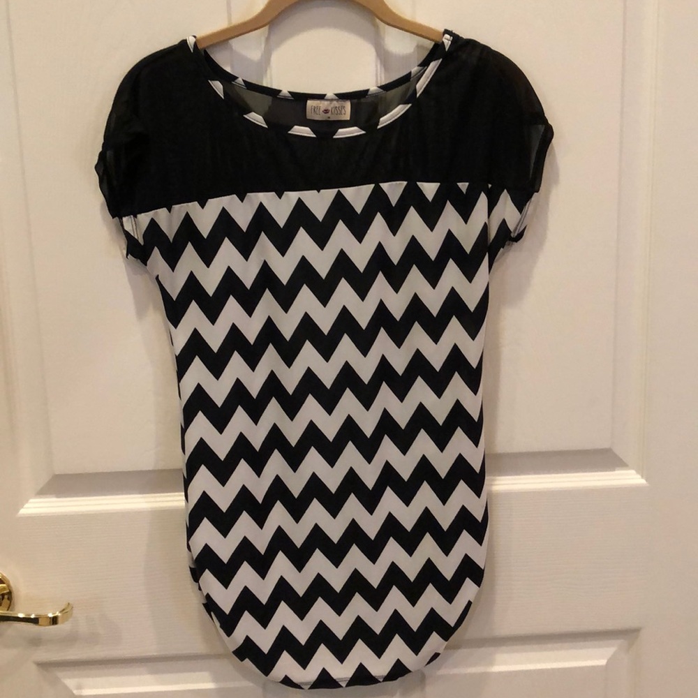 Free Kisses top. Size M